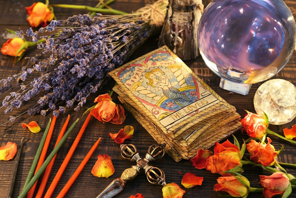 Карты Таро магия. Карты Таро и Хрустальный шар. Магические атрибуты. Магический ритуал.